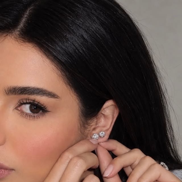 Foto da VM Joias com detalhes de brincos usados por uma mulher.
